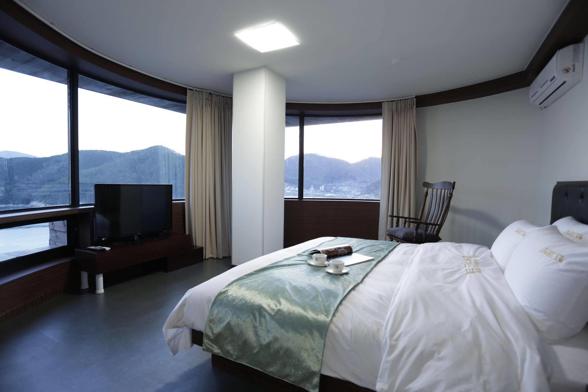 Radiance Tourist Hotel Geoje Exterior foto