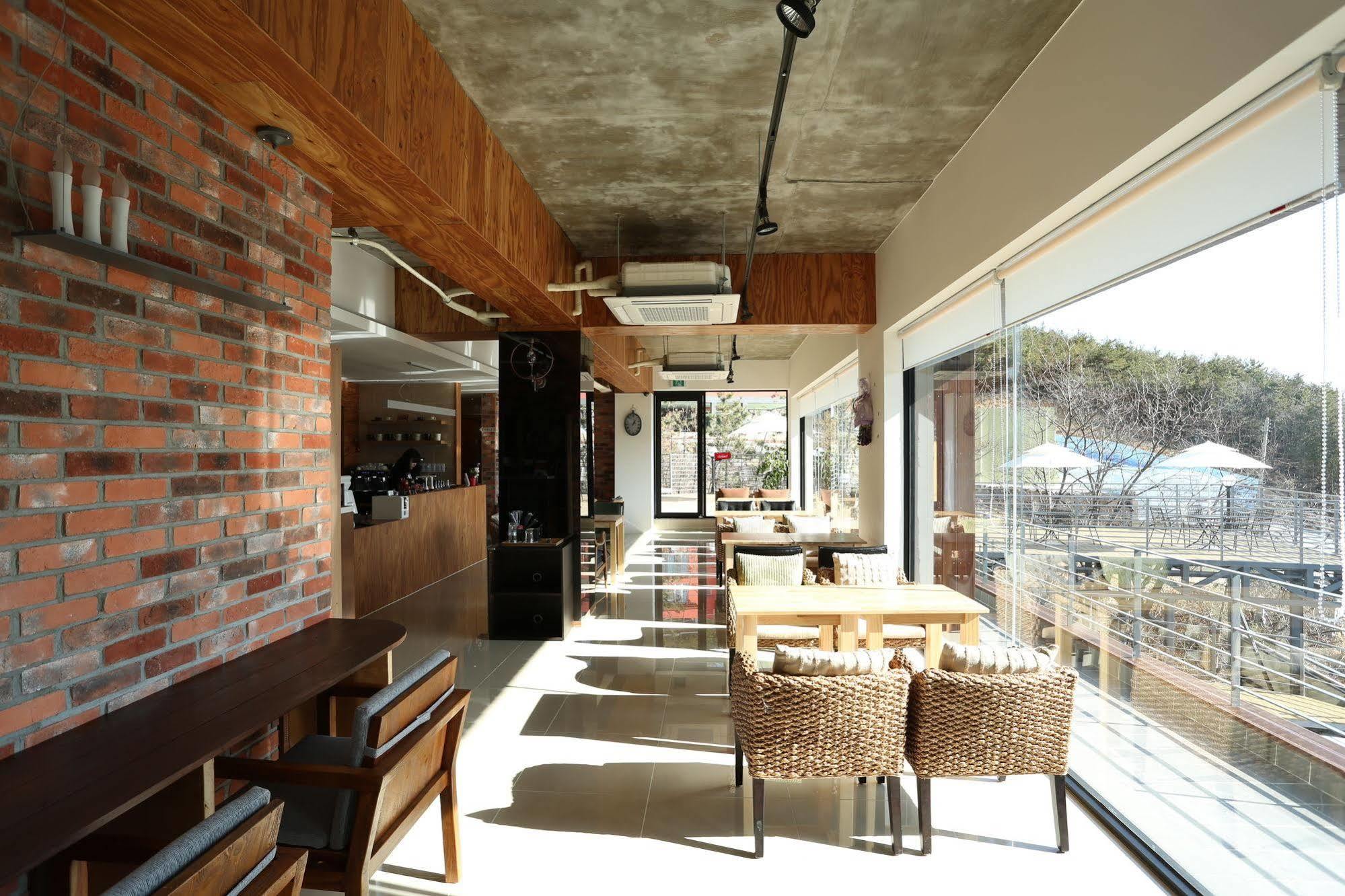 Radiance Tourist Hotel Geoje Exterior foto